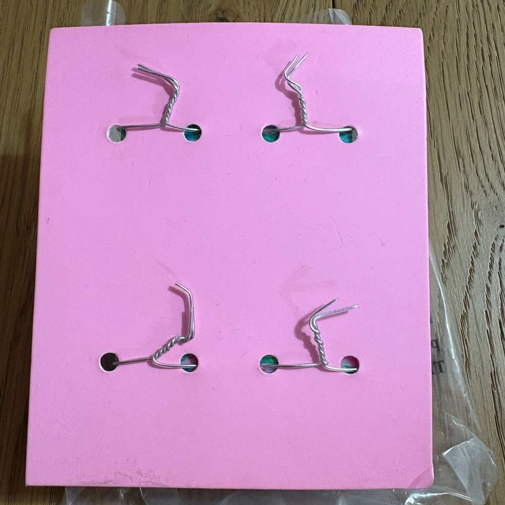 Lilly Pulitzer Vibrant Pink and Green beach towel clips - Picture 2 of 4